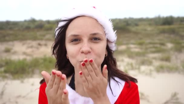 Uma Rapariga Vestida Pai Natal Deserto Conceito Viagem Para Feriados — Vídeo de Stock