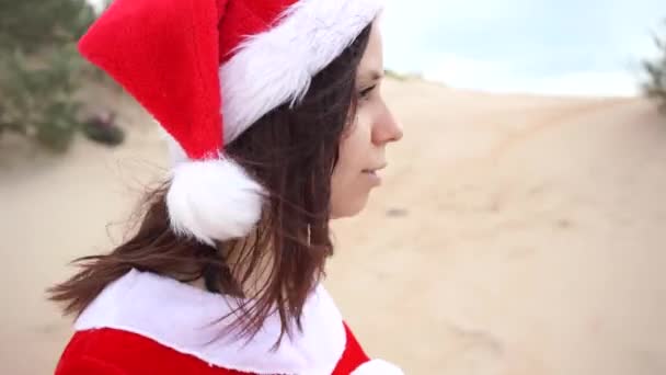 Девушка Одетая Санта Клаус Пустыне Концепция Путешествия Новогодние Праздники Новым — стоковое видео