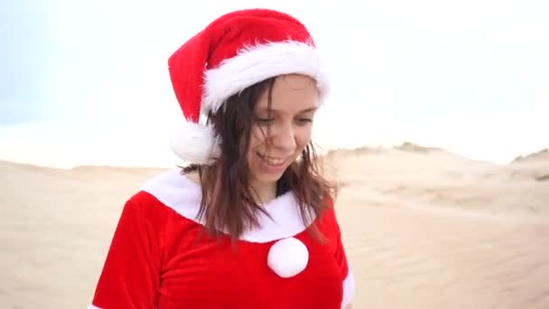 Девушка Одетая Санта Клаус Пустыне Концепция Путешествия Новогодние Праздники Новым — стоковое видео