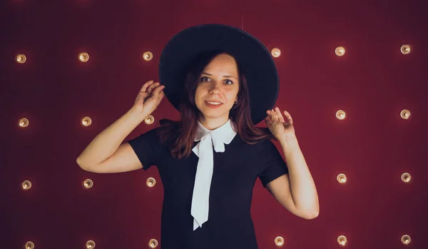 Kız Siyah Elbise Siyah Şapka Kırmızı Zemin Üzerine Poz — Stok fotoğraf