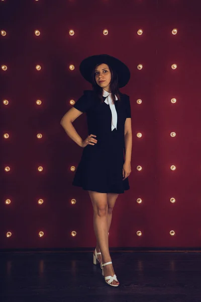 Chica Vestido Negro Sombrero Negro Posando Sobre Fondo Rojo — Foto de Stock