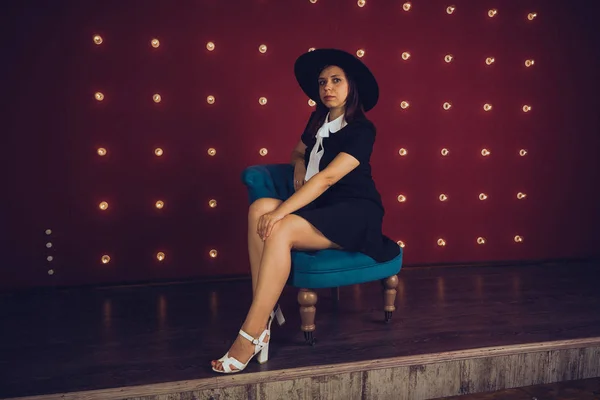 Chica Vestido Negro Sombrero Negro Posando Sobre Fondo Rojo — Foto de Stock