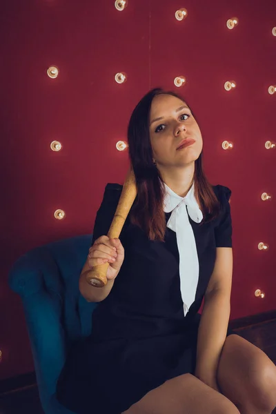 Chica Posando Sobre Fondo Rojo Con Bate Béisbol Sus Manos — Foto de Stock