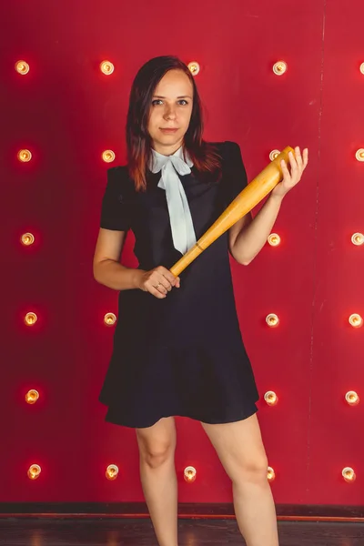 Menina Posando Fundo Vermelho Com Taco Beisebol Suas Mãos Conceito — Fotografia de Stock