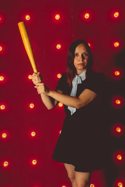 Chica Posando Sobre Fondo Rojo Con Bate Béisbol Sus Manos — Foto de Stock