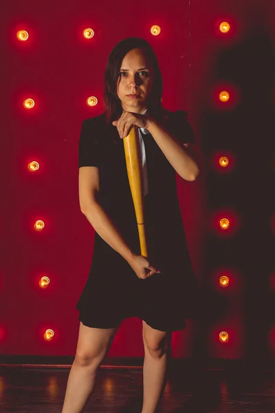 Lány Pózol Piros Háttéren Egy Baseball Ütővel Kezében Koncepció Zsarnok — Stock Fotó