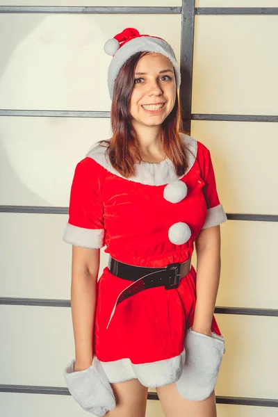 Sevimli Kız Noel Baba Gibi Giyinmiş Mutlu Yeni Yıl Mutlu — Stok fotoğraf