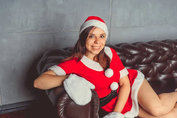 Schattig Meisje Verkleed Als Santa Claus Gelukkig Nieuw Jaar Merry — Stockfoto