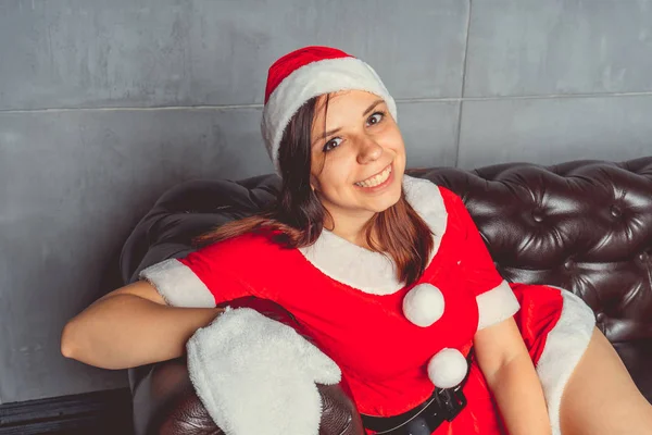 Bella Ragazza Vestita Babbo Natale Felice Anno Nuovo Buon Natale — Foto Stock