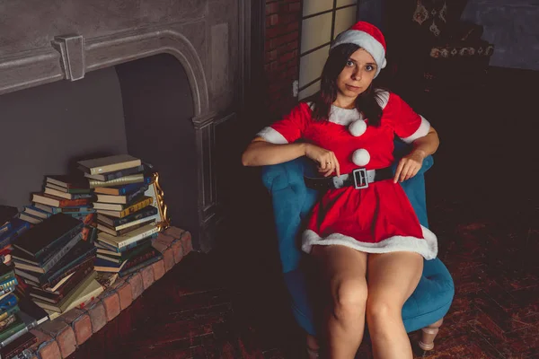 Sevimli Kız Noel Baba Gibi Giyinmiş Mutlu Yeni Yıl Mutlu — Stok fotoğraf