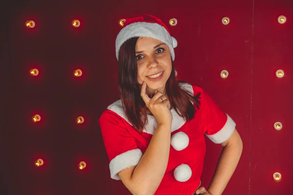 Festa Celebração Natal Ano Novo Menina Bonita Vestindo Chapéu Vermelho — Fotografia de Stock