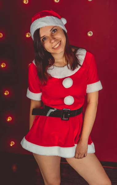 Parti Kutlama Noel Yeni Yıl Güzel Kız Kırmızı Santa Claus — Stok fotoğraf