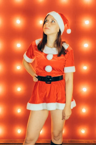 Parti Kutlama Noel Yeni Yıl Güzel Kız Kırmızı Santa Claus — Stok fotoğraf