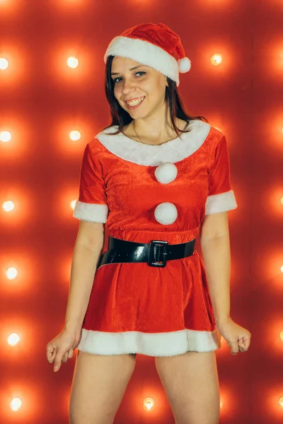 Πάρτυ Γιορτή Χριστούγεννα Και Νέο Έτος Όμορφη Κοπέλα Φορώντας Κόκκινο — Φωτογραφία Αρχείου
