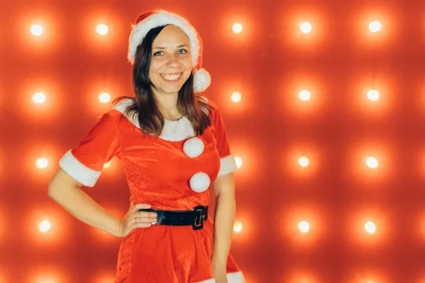 Fél Ünnep Karácsony Újév Gyönyörű Lány Piros Mikulás Sapkát Visel — Stock Fotó