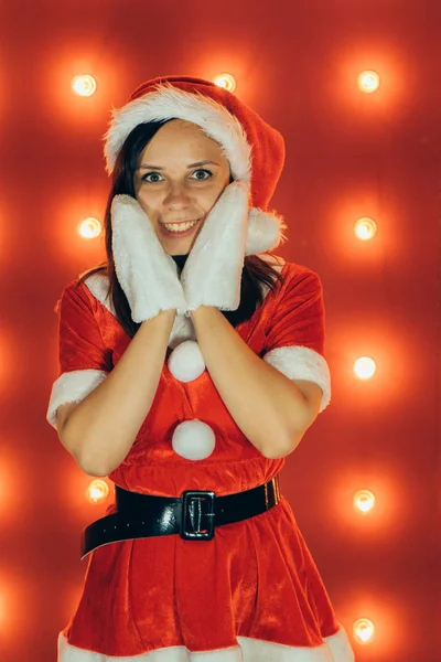 Fél Ünnep Karácsony Újév Gyönyörű Lány Piros Mikulás Sapkát Visel — Stock Fotó