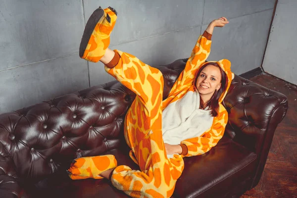 Pijama Bir Kanguru Şeklinde Duygusal Portre Bir Öğrencinin Arka Plan — Stok fotoğraf