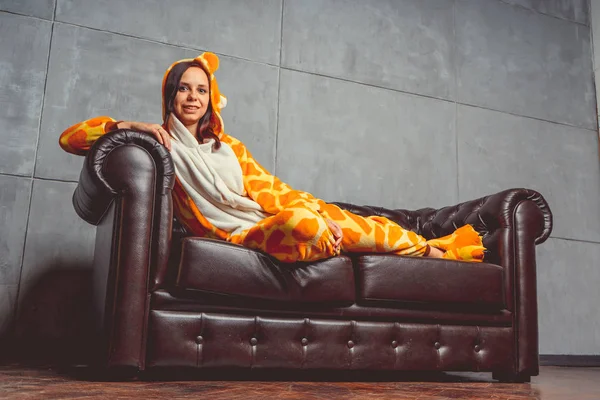 Pijamas Forma Canguro Retrato Emocional Estudiante Sofá Cuero Fondo Chica — Foto de Stock
