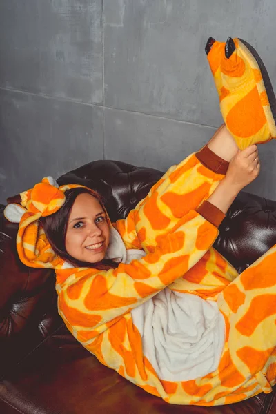 Piżamy Formie Żyrafa Emocjonalne Portret Ucznia Tle Skórzaną Sofą Szalony — Zdjęcie stockowe