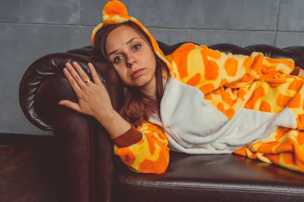 Pajamas Form Giraffe Emotional Portrait Student Background Leather Sofa Crazy — Stock Photo, Image
