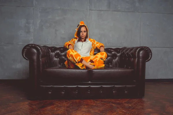 Pijamas Forma Jirafa Retrato Emocional Estudiante Sofá Cuero Fondo Loco — Foto de Stock