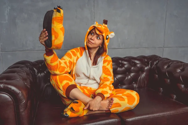 Pajamas Forma Uma Girafa Retrato Emocional Estudante Sofá Couro Fundo — Fotografia de Stock