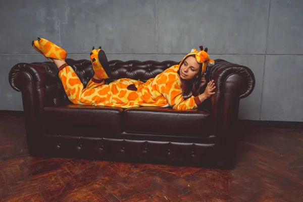 Pijama Bir Zürafa Şeklinde Duygusal Portre Bir Öğrencinin Arka Plan — Stok fotoğraf