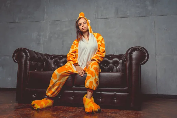 Pajamas Forma Uma Girafa Retrato Emocional Estudante Sofá Couro Fundo — Fotografia de Stock