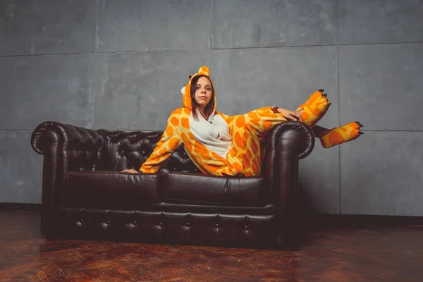 Pyjama Forme Girafe Portrait Émotionnel Étudiant Sur Canapé Cuir Fond — Photo