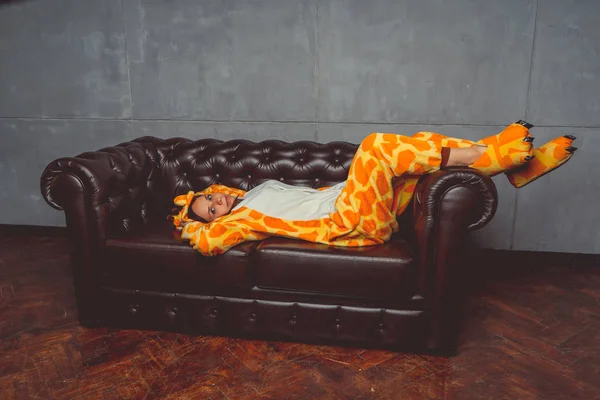 Pyjama Forme Girafe Portrait Émotionnel Étudiant Sur Canapé Cuir Fond — Photo