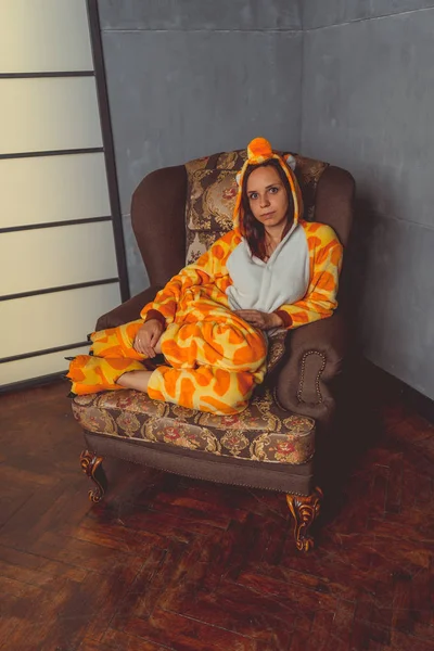 Piżamy Formie Żyrafa Emocjonalne Portret Ucznia Tle Skórzaną Sofą Szalony — Zdjęcie stockowe