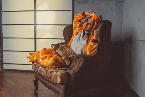 Pijama Bir Zürafa Şeklinde Duygusal Portre Bir Öğrencinin Arka Plan — Stok fotoğraf