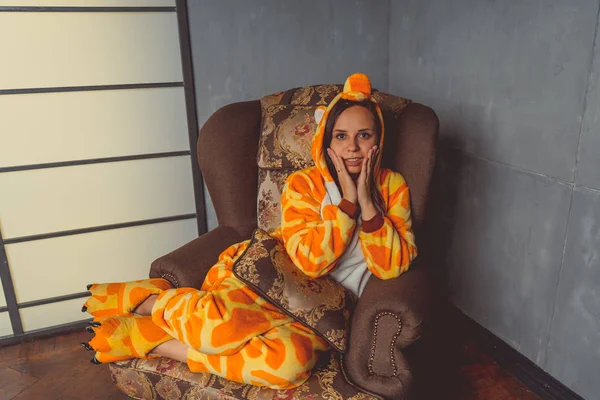 Pyžamo Podobě Žirafa Emocionální Portrét Studenta Pozadí Kožená Pohovka Šílený — Stock fotografie