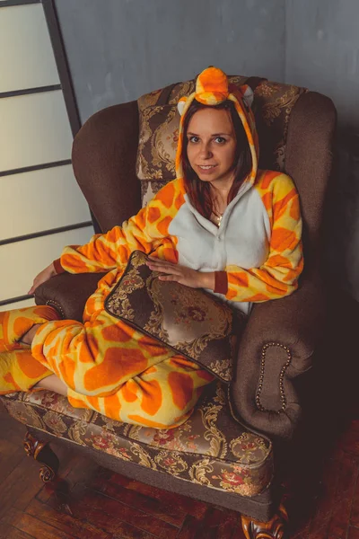 Pajamas Forma Uma Girafa Retrato Emocional Estudante Sofá Couro Fundo — Fotografia de Stock