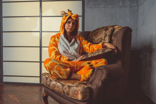 Pajamas Forma Uma Girafa Retrato Emocional Estudante Sofá Couro Fundo — Fotografia de Stock