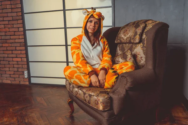 Pajamas Forma Uma Girafa Retrato Emocional Estudante Sofá Couro Fundo — Fotografia de Stock