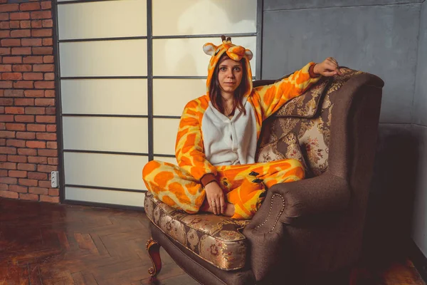 Pajamas Forma Uma Girafa Retrato Emocional Estudante Sofá Couro Fundo — Fotografia de Stock