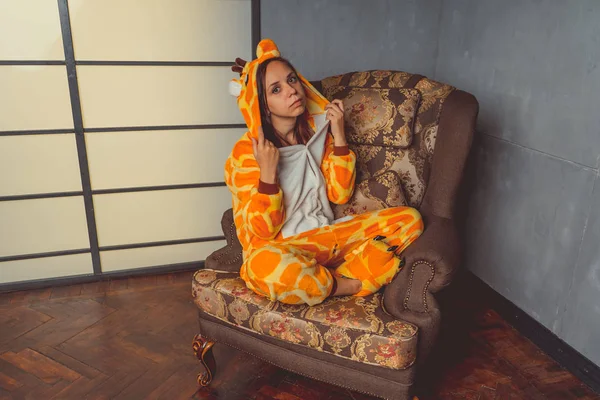 Pajamas Forma Uma Girafa Retrato Emocional Estudante Sofá Couro Fundo — Fotografia de Stock