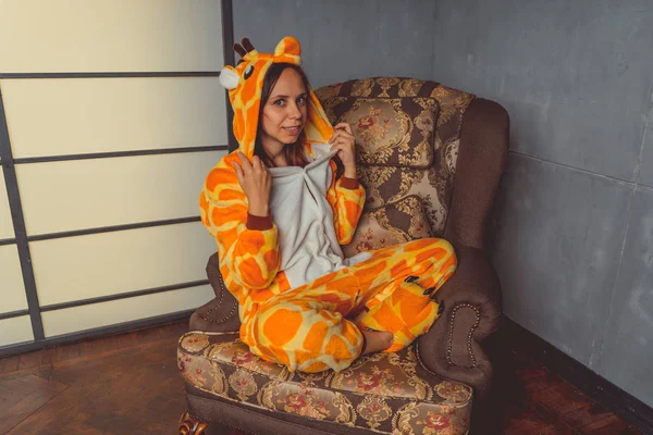 Pajamas Forma Uma Girafa Retrato Emocional Estudante Sofá Couro Fundo — Fotografia de Stock