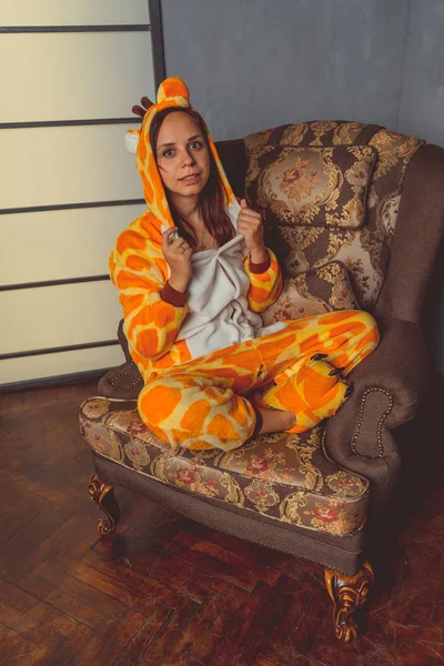 Pyjamas Form Giraff Känslomässiga Porträtt Student Bakgrunden Lädersoffa Galna Och — Stockfoto