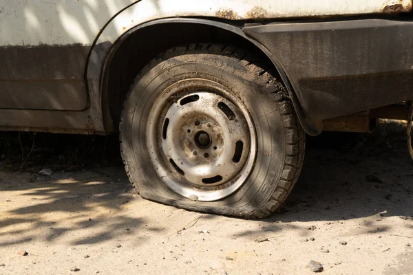 Flat Tire Abandoned Rusty Car — Stock Photo, Image