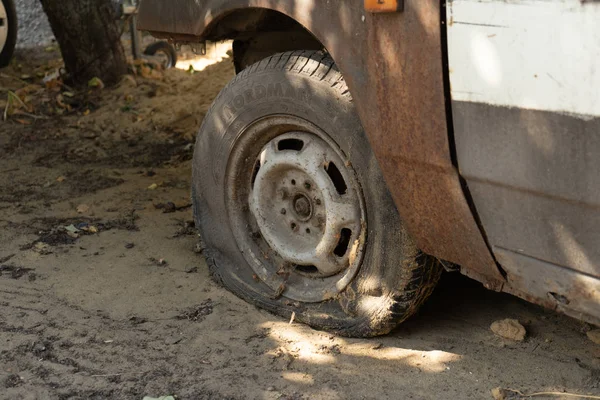 Flat Tire Abandoned Rusty Car — Stock Photo, Image