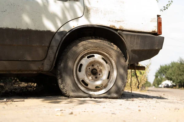 Flat Tire Abandoned Rusty Car — Stock Photo, Image