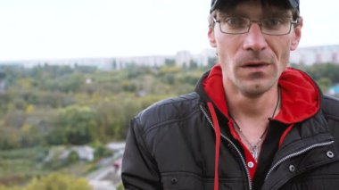 Bir adam sigara içiyor. Gözlüklü adam sigara içiyor. Tütün duman