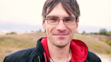 Dağ, orman, dağ ve şehir içinde belgili tanımlık geçmiş kuş bakışı duran adam gezgin. Seyahat yaşam tarzı, macera ve eğlence kavramı