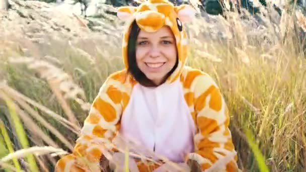 Una Ragazzina Costume Giraffa Che Passeggia Nel Parco Cittadino Ritratto — Video Stock