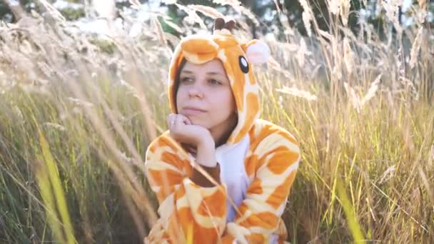 Uma Menina Traje Girafa Andando Parque Cidade Retrato Emocional Estudante — Vídeo de Stock