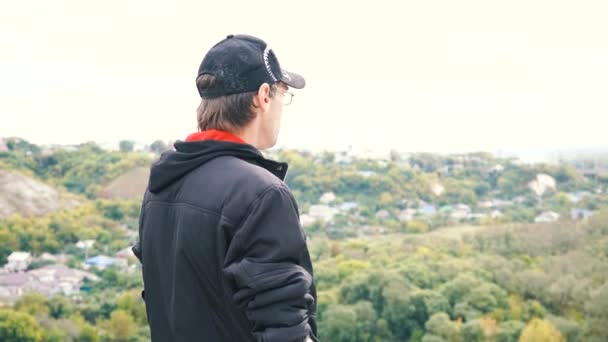 バック グラウンドで市の鳥瞰図の上に立って人間の旅行者 旅行ライフ スタイル 冒険やレジャーの概念 — ストック動画