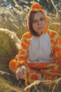 Genç bir kız şehirde Park yürüyüş kostüm giymiş bir zürafa. duygusal bir öğrenci portresi. Bir kadın temiz hava güneşli bir günde yaz Ormanda yürür.