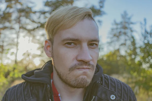 Young Guy Beard Leather Jacket Walks City Park Emotional Portrait — Stock Photo, Image